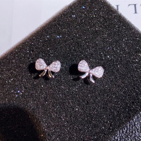 Cute Bow Earrings - Picture 2 of 3